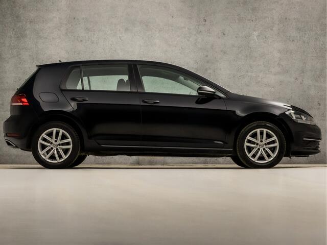 Volkswagen GOLF 1.0 TSI Sportline Automaat (APPLE CARPLAY, GROOT NAVI, STOELVERWARMING, GETINT GLAS, ALCANTARA, ADAPTIVE CRUISE, SPORTSTOELEN, LM VELGEN, PARKEERSENSOREN, NIEUWSTAAT)