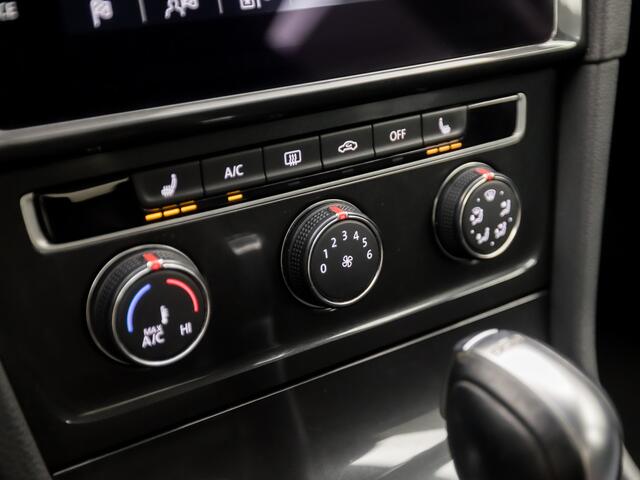 Volkswagen GOLF 1.0 TSI Sportline Automaat (APPLE CARPLAY, GROOT NAVI, STOELVERWARMING, GETINT GLAS, ALCANTARA, ADAPTIVE CRUISE, SPORTSTOELEN, LM VELGEN, PARKEERSENSOREN, NIEUWSTAAT)