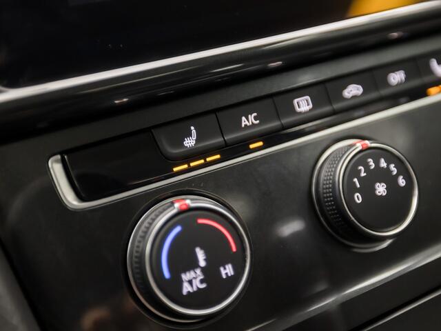 Volkswagen GOLF 1.0 TSI Sportline Automaat (APPLE CARPLAY, GROOT NAVI, STOELVERWARMING, GETINT GLAS, ALCANTARA, ADAPTIVE CRUISE, SPORTSTOELEN, LM VELGEN, PARKEERSENSOREN, NIEUWSTAAT)