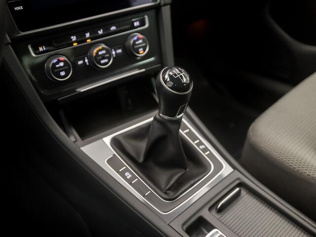 Volkswagen GOLF 1.5 TSI Sportline (APPLE CARPLAY, 4 CILINDER, GROOT NAVI, CLIMATE, SPORTSTOELEN, GETINT GLAS, PARKEERSENSOREN, LM VELGEN, NIEUWE APK, NIEUWSTAAT)