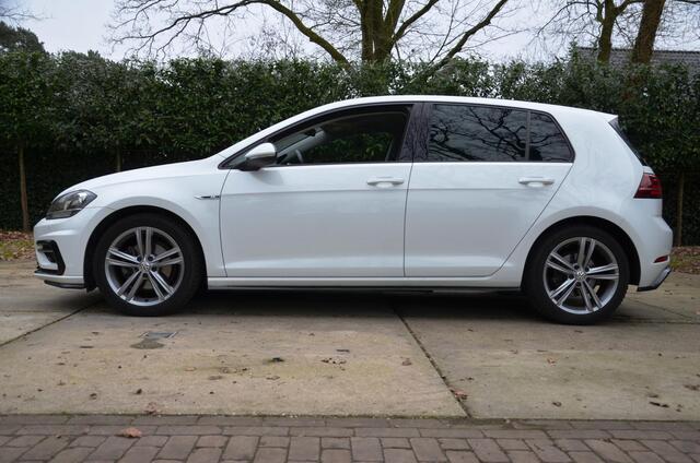 Volkswagen GOLF 1.5 TSI Highline Business R Automaat/Airco/Navi/Cr-Controle/Pdc/Privacy-Glass/Digitaal-Instrumentenpaneel/Trekhaak/Stoelverwarming/17-Inch Lmv
