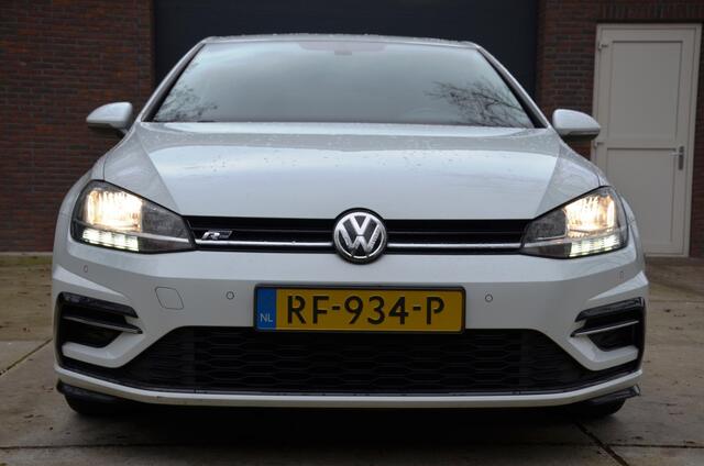 Volkswagen GOLF 1.5 TSI Highline Business R Automaat/Airco/Navi/Cr-Controle/Pdc/Privacy-Glass/Digitaal-Instrumentenpaneel/Trekhaak/Stoelverwarming/17-Inch Lmv