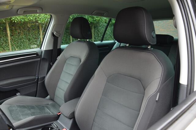 Volkswagen GOLF 1.5 TSI Highline Business R Automaat/Airco/Navi/Cr-Controle/Pdc/Privacy-Glass/Digitaal-Instrumentenpaneel/Trekhaak/Stoelverwarming/17-Inch Lmv