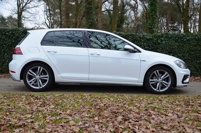 Volkswagen GOLF 1.5 TSI Highline Business R Automaat/Airco/Navi/Cr-Controle/Pdc/Privacy-Glass/Digitaal-Instrumentenpaneel/Trekhaak/Stoelverwarming/17-Inch Lmv