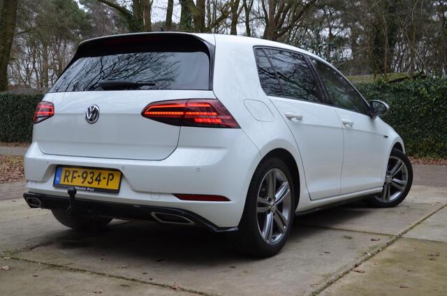 Volkswagen GOLF 1.5 TSI Highline Business R Automaat/Airco/Navi/Cr-Controle/Pdc/Privacy-Glass/Digitaal-Instrumentenpaneel/Trekhaak/Stoelverwarming/17-Inch Lmv