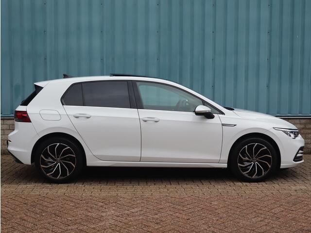 Volkswagen GOLF Style 1.5 TSI 130pk H6 | SCHUIF/KANTELDAK | AGR-STOEL | STOELVERW. | CAMERA | TREKHAAK | CLIMA | NAVI | APPLE CARPLAY / ANDROID AUTO | KEYLESS START | MASSAGE | DAB+ | + WINTERSET |