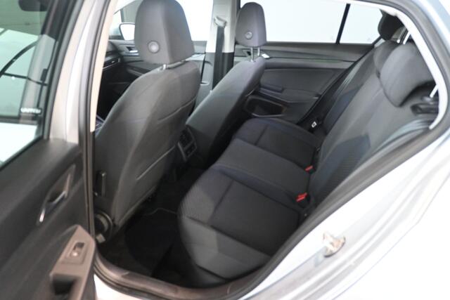 Volkswagen GOLF 1.0 TSI United Business Navigatie Carplay LED Stuur/Stoelverwarming RIjklaarprijs Inruil Mogelijk!