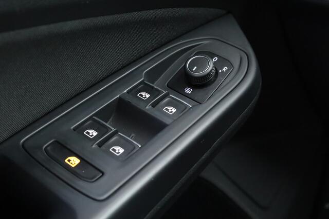 Volkswagen GOLF 1.5 eTSI DSG | Navi | Adapt. Cruise | Stoelverw. | PDC | Apple CarPlay | 18'' | Clima |