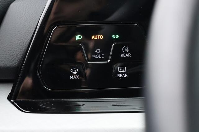 Volkswagen GOLF 1.5 eTSI DSG | Navi | Adapt. Cruise | Stoelverw. | PDC | Apple CarPlay | 18'' | Clima |