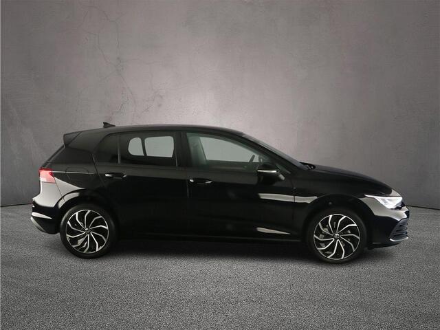 Volkswagen GOLF Life 1.0 TSI 110pk Adaptive cruise control, Achteruitrijcamera, LED koplampen, Parkeersensoren, App connect, Stoelverwarming, Stuurwiel verwarmd