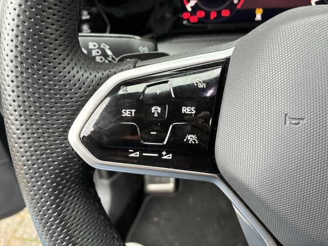 Volkswagen GOLF 1.5 eTSI 130pk DSG R-Line · Apple/Android Car Play · Navigatie · P-Sensoren · Sfeerverlichting · Getint Glas · 17'' Inch · Garantie t/m 12-02-2028 of 100.000km