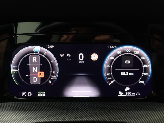Volkswagen GOLF 1.5 eHybrid GTE | 272 PK | SoH 99% | Trekhaak | Panoramadak | LED Matrix | Head-up display | Onderstelregeling | Apple Carplay/Android Auto |