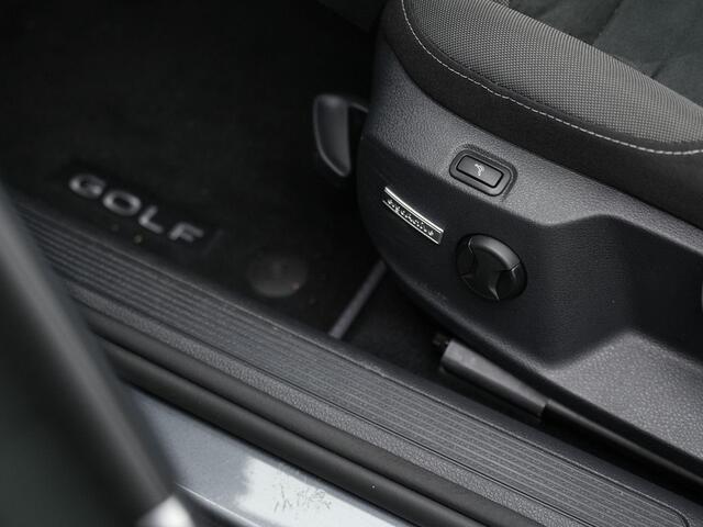 Volkswagen GOLF Variant 1.5 TSI 150 pk DSG Highline Business | Trekhaak | Stoelverwarming | Adaptive Cruise | Navigatie | Massage