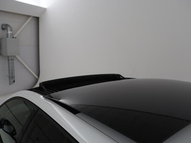 Volkswagen GOLF 1.4 eHybrid GTE | Panoramadak | Stoelverwarming | Adaptive cruise | Carplay | Sfeerverlichting | Keyless | 18'' | Navigatie | Sportstoelen | Parkeerhulp | PHEV | Plug In