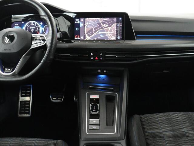 Volkswagen GOLF 1.4 eHybrid GTE | Panoramadak | Stoelverwarming | Adaptive cruise | Carplay | Sfeerverlichting | Keyless | 18'' | Navigatie | Sportstoelen | Parkeerhulp | PHEV | Plug In