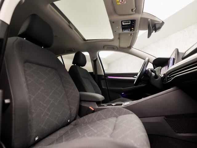 Volkswagen GOLF 1.5 TSI Sport 150Pk Automaat (SCHUIFDAK, APPLE CARPLAY, IQ LIGHT, STUUR/STOELVERWARMING, MEMORY SEATS, CAMERA, SFEERVERLICHTING, GETINT GLAS, KEYLESS, NIEUWSTAAT)