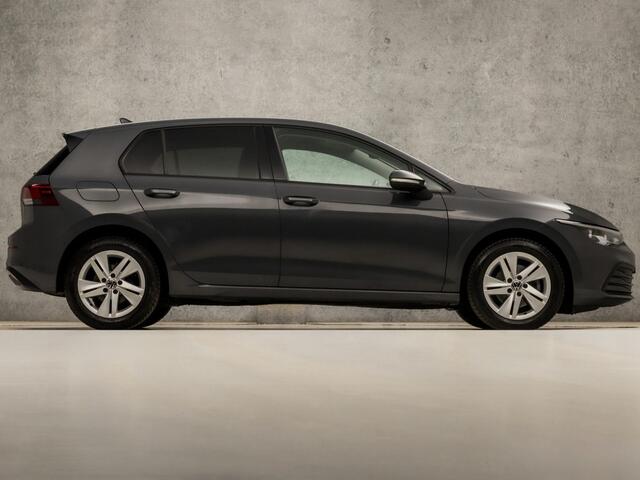 Volkswagen GOLF 1.0 TSI Sport Automaat (APPLE CARPLAY, GROOT NAVI, CAMERA, STUUR/STOELVERWARMING, MEMORY SEATS, ALCANTARA, GETINT GLAS, SFEERVERLICHTING, NIEUWSTAAT)