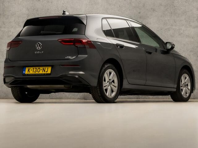 Volkswagen GOLF 1.0 TSI Sport Automaat (APPLE CARPLAY, GROOT NAVI, CAMERA, STUUR/STOELVERWARMING, MEMORY SEATS, ALCANTARA, GETINT GLAS, SFEERVERLICHTING, NIEUWSTAAT)
