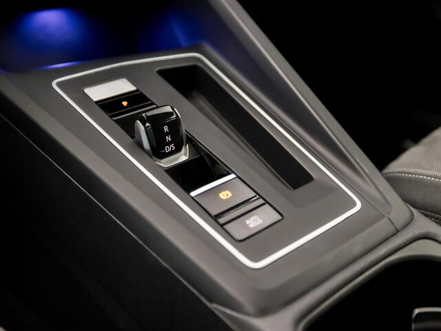 Volkswagen GOLF 1.0 TSI Sport Automaat (APPLE CARPLAY, GROOT NAVI, CAMERA, STUUR/STOELVERWARMING, MEMORY SEATS, ALCANTARA, GETINT GLAS, SFEERVERLICHTING, NIEUWSTAAT)