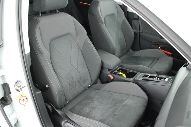 Volkswagen GOLF 1.4 204pk eHybrid Style Oryxwit Panoramadak Trekhaak Camera DCC Keyless Virtual Cockpit Navigatie