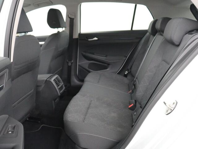 Volkswagen GOLF 1.0 eTSI Life | Carplay | Sfeerverlichting | Adaptive cruise | Navigatie | Parkeerhulp | Full LED | Climate control | Bluetooth