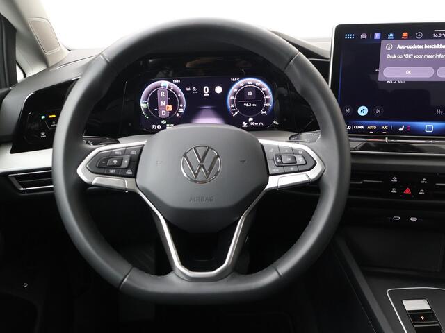 Volkswagen GOLF 1.5 eHybrid Life Edition | 204 PK | SoH 100% | Panoramadak | Stoelverwarming | Achteruitrij camera |