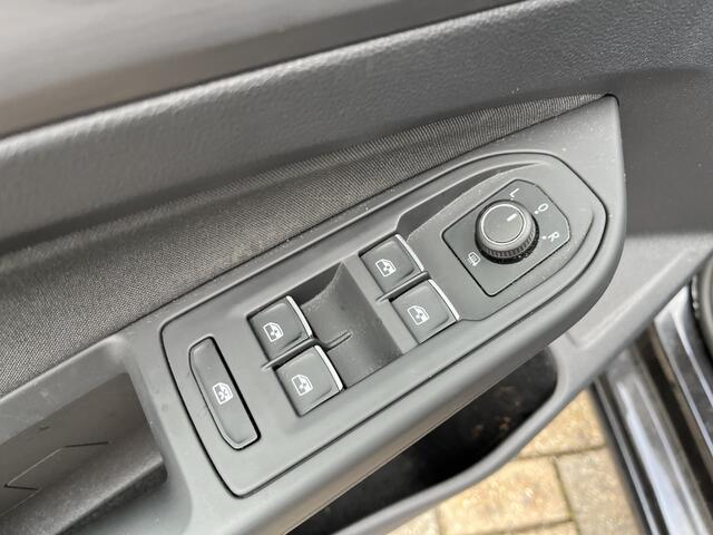 Volkswagen GOLF 1.5 eTSI Style / AUTOMAAT/ PARK. SENSOREN + CAMERA/ CRUISE/ NAVI/ APP-CONNECT/ CLIMA/ STOELVERWARMING