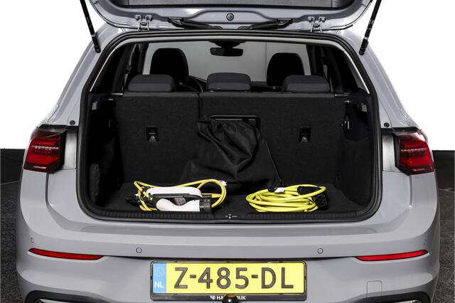 Volkswagen GOLF 1.4 eHybrid Style | S/K-Panodak | Elek. Trekhaak | Dig. Cockpit | Adapt. Cruise | Stoel-+Stuurverw. | PDC | Camera | NAV + App. Connect | ECC | LM 18" |