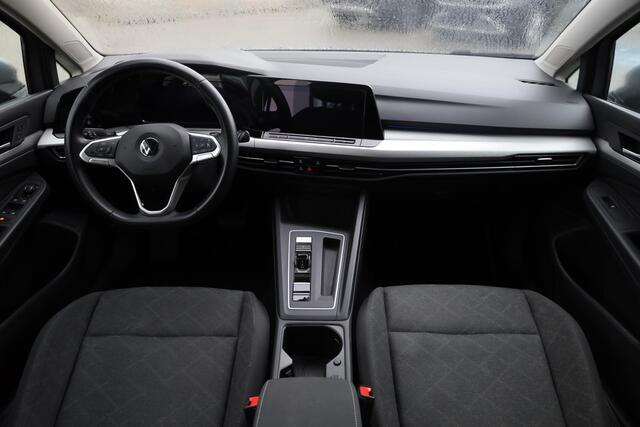 Volkswagen GOLF 1.0 eTSI Life 110PK / 80kW DSG, IQ Matrix LED, achteruitrijcamera, panoramadak, 18" LMV, travel assist, 3 zone climatronic, licht en regen sensor, privacy glas, adaptive cruise control