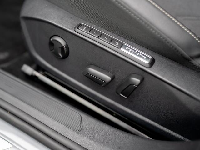 Volkswagen GOLF 1.5 eTSI 50 Edition | Panodak | Trekhaak wegkl. | Stoelgeheugen | Head Up | IQ Light | Prijs Rijklaar!!