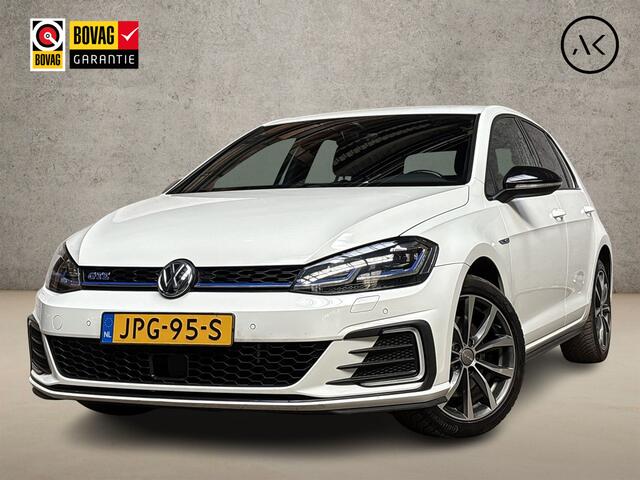Volkswagen GOLF 1.4 TSI PHEV GTE 204Pk Automaat (VIRTUAL COCKPIT, APPLE CARPLAY, GROOT NAVI, KEYLESS, CAMERA, STOELVERWARMING, SPORTSTOELEN, ADAPTIVE CRUISE, GETINT GLAS, NIEUWSTAAT)