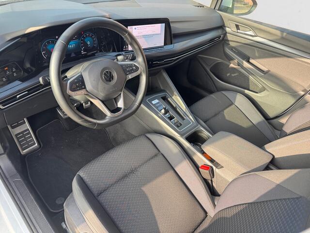 Volkswagen GOLF 1.0 eTSI Life Business Aut- Stuur/Stoelverwarming, Camera, Carplay, Android Auto, Sfeerverlichting, Ada Cruise