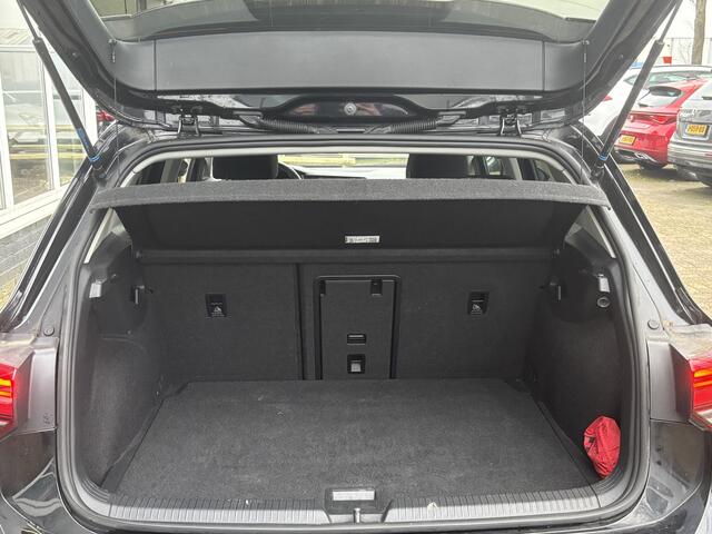 Volkswagen GOLF 1.5 TSI Style | Trekhaak | Sfeerverlichting | Stoel & Stuurverwarming | Adaptieve Cruise