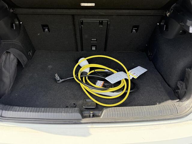 Volkswagen GOLF 1.4 eHybrid GTE ¤ 24.900,- VOOR ¤ 22.877,- UW LENTEVOORDEEL ¤ 2.023,-! | RECENT ONDERHOUD GEHAD| STOEL + STUURWIELVERWARMING | ACHTERUITRIJ CAMERA | ADAPTIEVE CRUISE | 19 INCH | INCL. 12 MND BOVAG GARANTIE