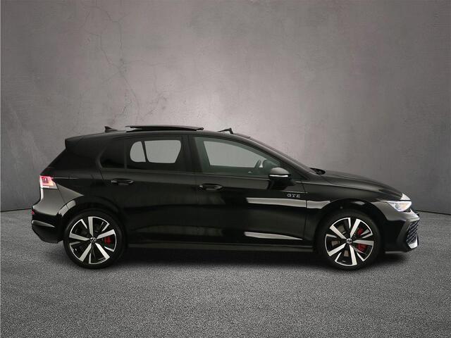 Volkswagen GOLF GTE 1.5 TSI eHybrid 272pk DSG Automaat Panoramadak, Adaptive cruise control, Lederen bekleding, 360 camera, LED matrix koplampen, Navigatie, Achteruitrijcamera