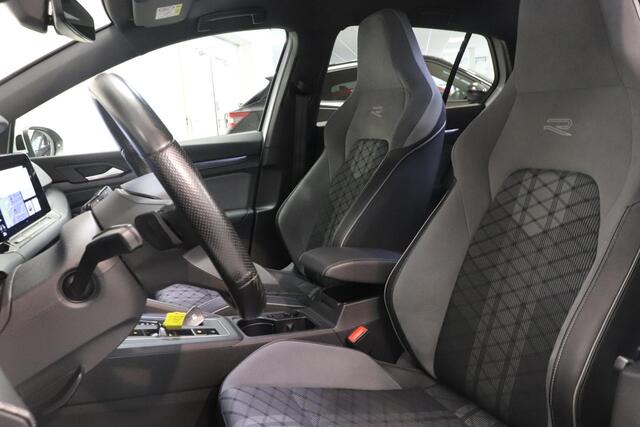 Volkswagen GOLF 1.5 eTSI R-Line | Camera | Adaptieve Cruise | IQ LIGHT | Winter pakket |