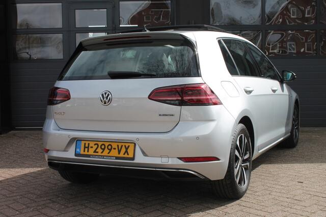 Volkswagen GOLF 1.5 TSI CL BNS IQ-Drive / Panorama dak / Digitaal dashboard / Camera