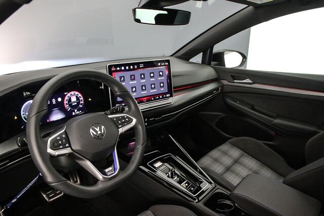 Volkswagen GOLF GTE 1.5 TSI eHybrid 272pk DSG Automaat Trekhaak, Panoramadak, Adaptive cruise control, 360 camera, LED matrix koplampen, Black style, Achteruitrijcamera