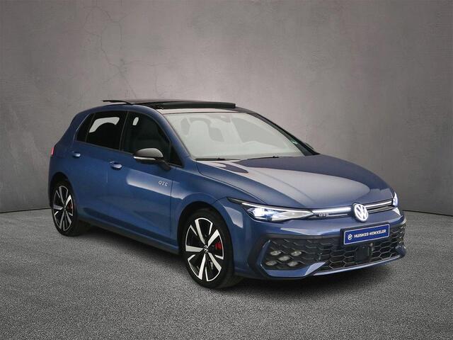 Volkswagen GOLF GTE 1.5 TSI eHybrid 272pk DSG Automaat Trekhaak, Panoramadak, Adaptive cruise control, 360 camera, LED matrix koplampen, Black style, Achteruitrijcamera