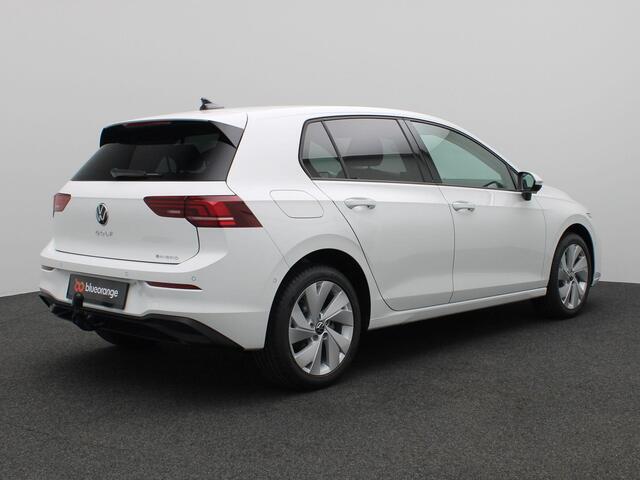 Volkswagen GOLF 1.5 eHybrid Life Edition 204PK DSG Trekhaak, Memorystoel, Ergo Active Stoelen, 17" LM Velgen, Keyless, Side Assist, Stoel-Stuurverwarming, Navi via Apple Carplay/Android Auto