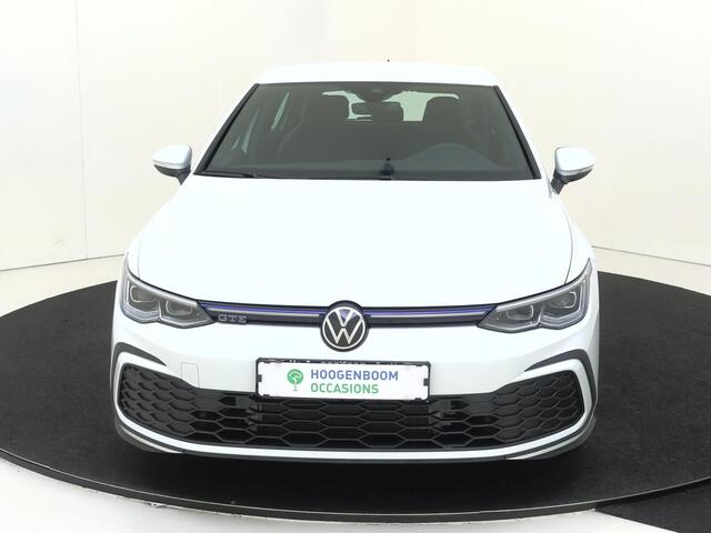 Volkswagen GOLF 1.4 eHybrid GTE | SoH 96% | Navigatie | Stoel- en stuurwielverwarming | LED Plus verlichting | Draadloze telefoonlader | Lane- en frontassist | Parkeersensoren | 3-zone airco |