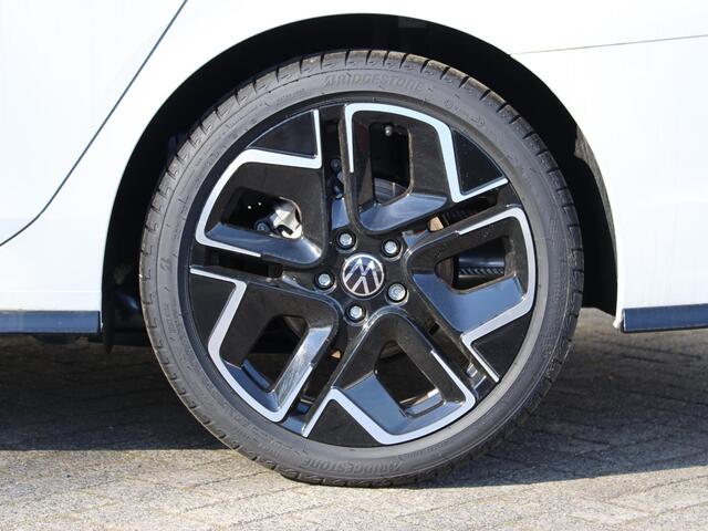 Volkswagen GOLF Variant R-Line-Edition 1.5 eTSI 85 kW / 116 pk DSG | Panoramadak | Black Style | Assistance plus pakket |