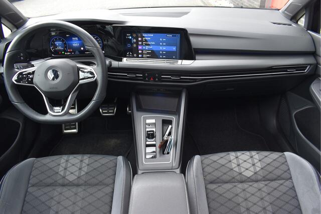 Volkswagen GOLF 1.5 eTSI R-Line Panorama, Virtual cockpit, Adaptive cruise, Stuur/Stoelverwarming, Sfeer, Camera