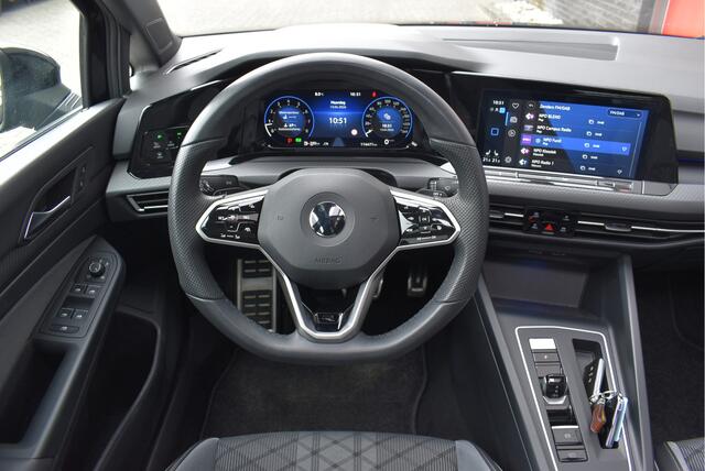 Volkswagen GOLF 1.5 eTSI R-Line Panorama, Virtual cockpit, Adaptive cruise, Stuur/Stoelverwarming, Sfeer, Camera