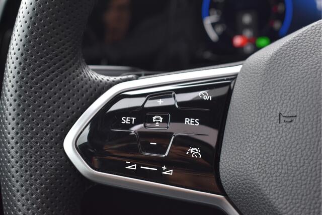 Volkswagen GOLF 1.5 eTSI R-Line Panorama, Virtual cockpit, Adaptive cruise, Stuur/Stoelverwarming, Sfeer, Camera