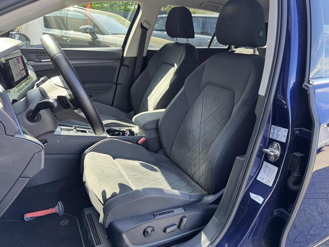 Volkswagen GOLF Variant 1.5 eTSI R-Line | Navigatie | Camera | DAB | Trekhaak |