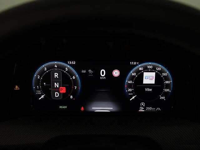 Volkswagen GOLF 1.5 eTSI R-Line Edition 150 pk Automaat (DSG) | Verlengde garantie | Navigatie via App | Panoramadak | Parkeersensoren | Achteruitrijcamera | Stoelverwarming |