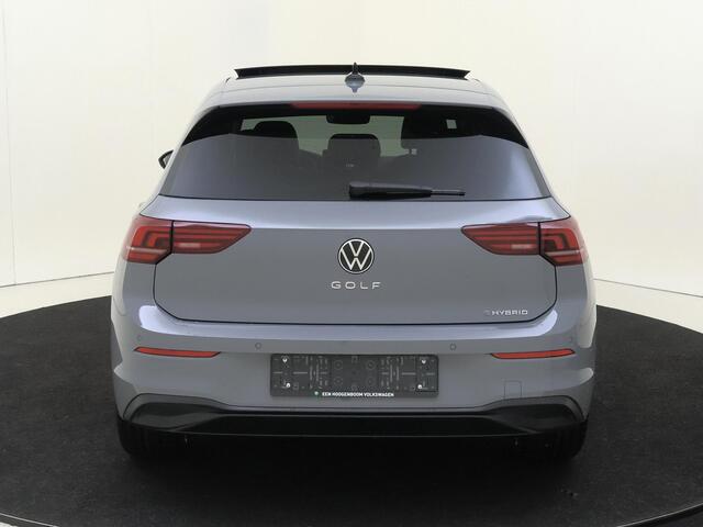 Volkswagen GOLF Life Edition eHybrid | 'App-Connect' draadloze smartphone integratie | Achterbank in ongelijke delen neerklapbaar incl. middenarmsteun en doorlaadmogelijkheid | Afstandscontrolesysteem (Front Assist)