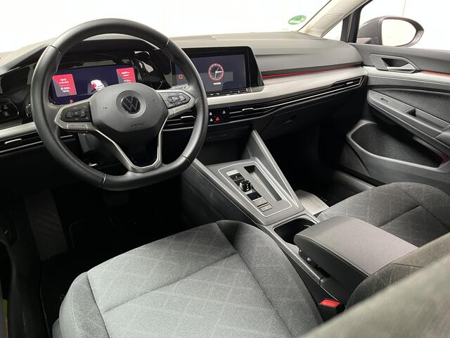 Volkswagen GOLF 1.0 eTSI Life / AUTOMAAT/ CLIMA/ STOELVERWARM./ CRUISE/ DIGITAL DASH/ APP-CONNECT/ PARK. SENSOREN/ 17"LMV