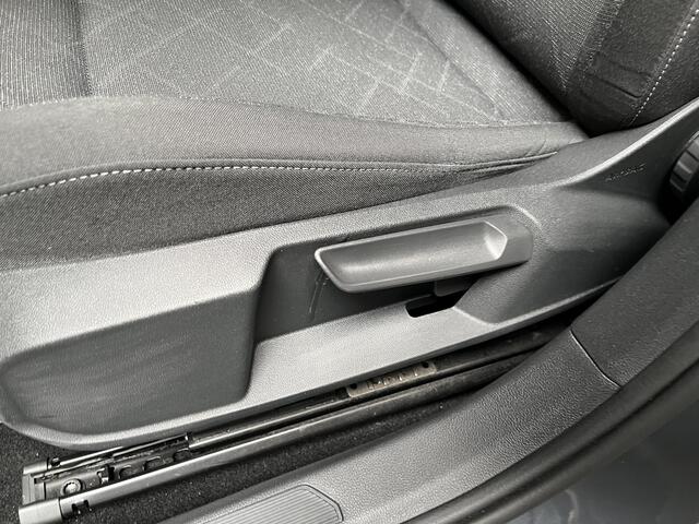 Volkswagen GOLF 1.0 eTSI Life / AUTOMAAT/ CLIMA/ STOELVERWARM./ CRUISE/ DIGITAL DASH/ APP-CONNECT/ PARK. SENSOREN/ 17"LMV